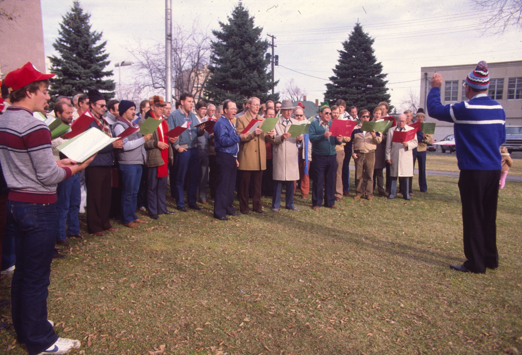 Carolers on courthouse lawn, 1984